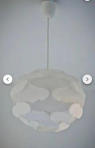 Lámpara de techo blanca.