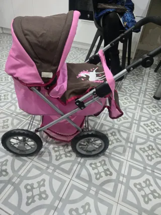 Carrito de muñecas rosa y marrón
