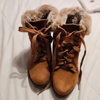 Botines Marrones con Tacón y Pelo