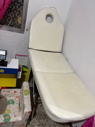 Camilla de estética blanca