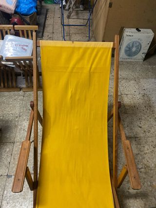 Hamaca de madera y tela amarilla