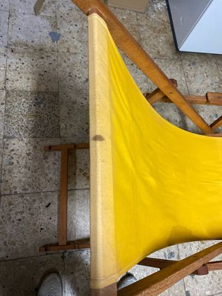 Hamaca de madera y tela amarilla