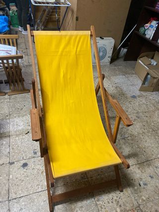 Hamaca de madera y tela amarilla