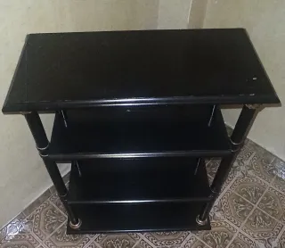 Estantería negra de madera