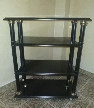 Estantería negra de madera