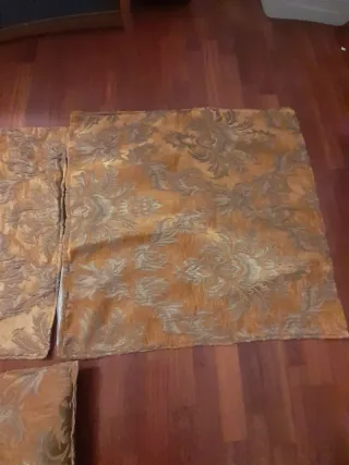 Cuscino e 2 fodere dorate