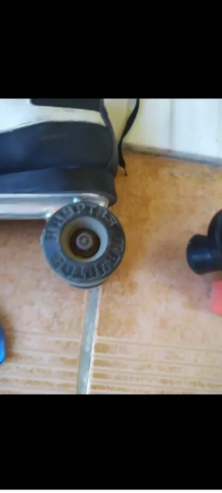 Patines de ruedas rojos