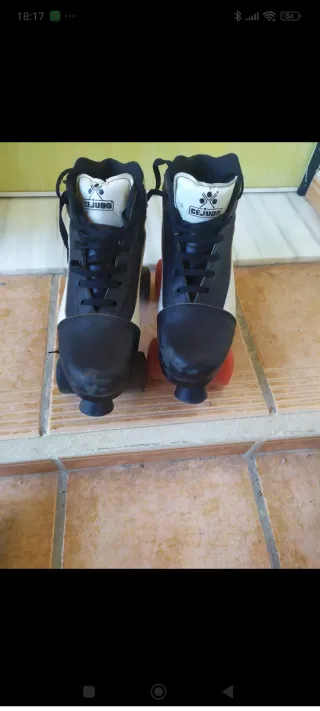 Patines de ruedas rojos