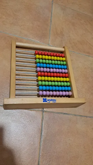 Ábaco de madera con cuentas de colores