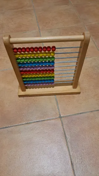 Ábaco de madera con cuentas de colores