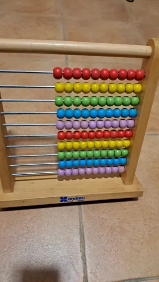Ábaco de madera con cuentas de colores