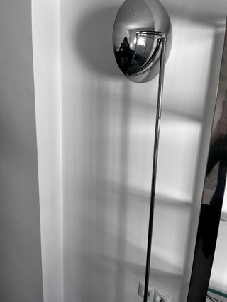 Lámpara de pie alta plateada