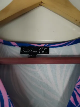 Mono azul y rosa estampado hojas