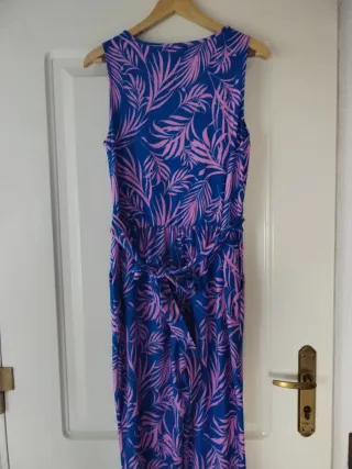 Mono azul y rosa estampado hojas