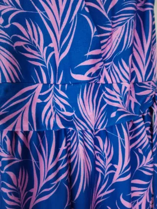 Mono azul y rosa estampado hojas