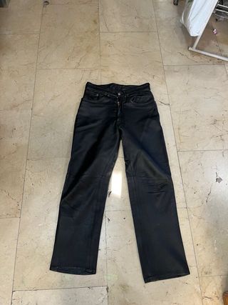 Pantalón de cuero negro del corte inglés