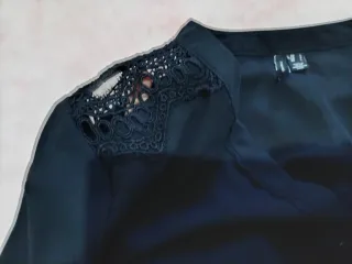 Blusa negra con encaje