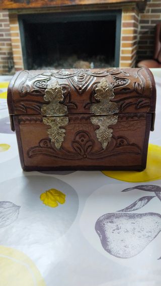 Joyero colonial madera y cuero
