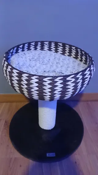 Cama elevada para gatos tejida