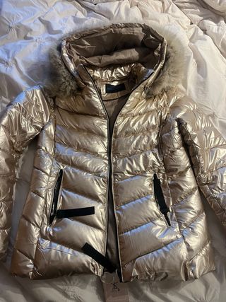 Plumas doradas con capucha