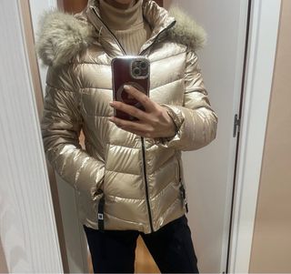 Plumas doradas con capucha