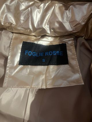 Plumas doradas con capucha