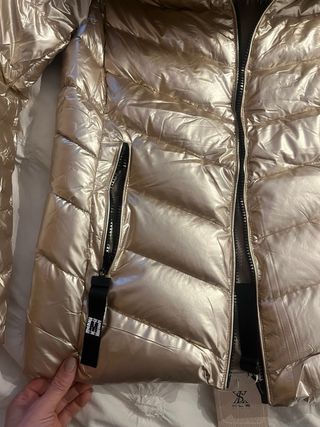 Plumas doradas con capucha