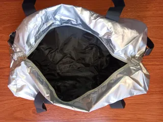 Bolsa de deporte Lotus plateada y negra