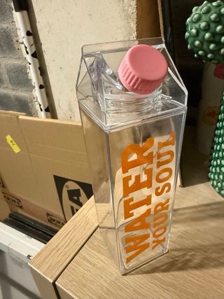 Botella de plástico con pajita