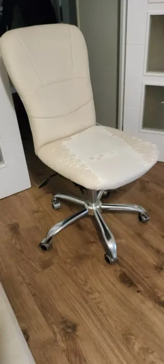Silla de escritorio beige y plateada