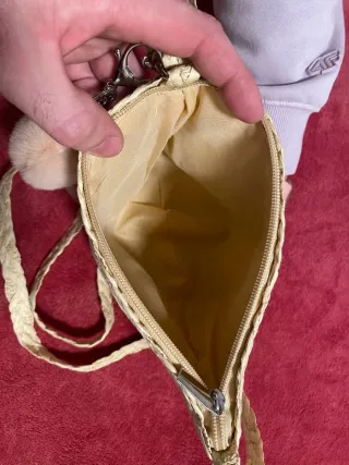 Bolso de paja beige con llavero pompón rosa