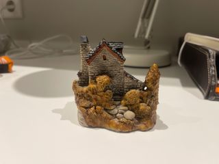 Casita decorativa de piedra y plástico