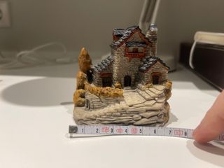 Casita decorativa de piedra y plástico