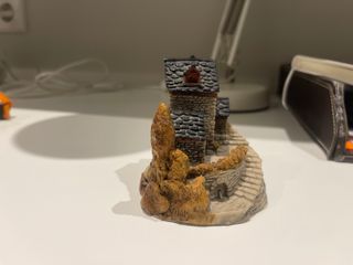 Casita decorativa de piedra y plástico