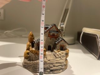 Casita decorativa de piedra y plástico