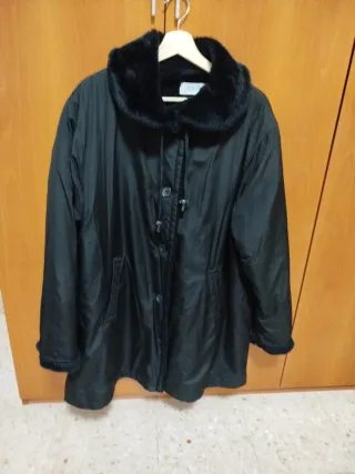 Abrigo negro mujer con cuello de pelo