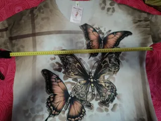 Camiseta Curvi. Ropa talla Curvy. Mariposas
