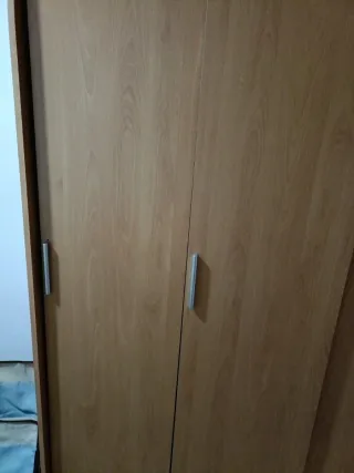 Armario de madera color beige y marrón