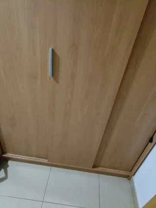 Armario de madera color beige y marrón