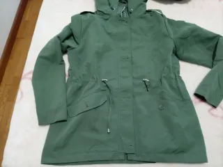 Cazadora verde con capucha