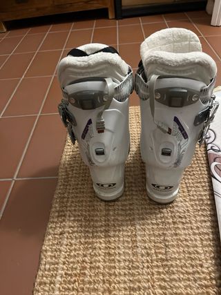 Esquís Atómic blancos y botas Salomon