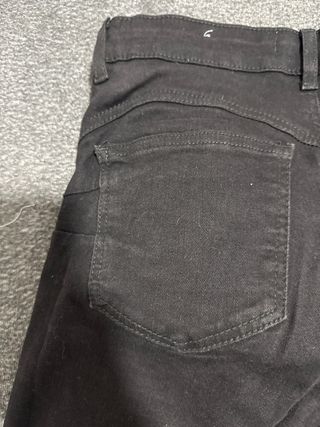 Pantalón vaquero negro push up elásticos
