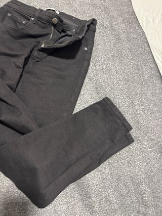 Pantalón vaquero negro push up elásticos