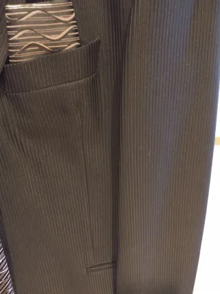 Traje de novio negro y plateado