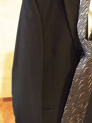 Traje de novio negro y plateado