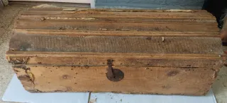 Baúl antiguo de madera y metal