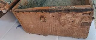 Baúl antiguo de madera y metal