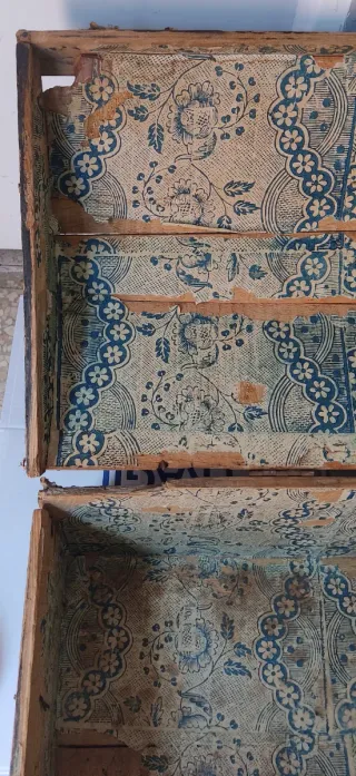 Baúl antiguo de madera y metal