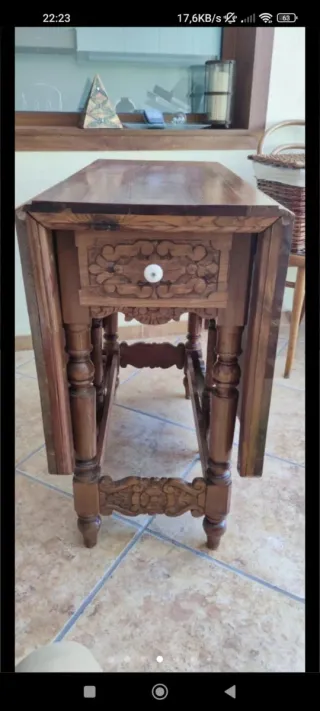 Mesa auxiliar antigua de madera