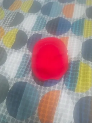 Gorra roja con letra A